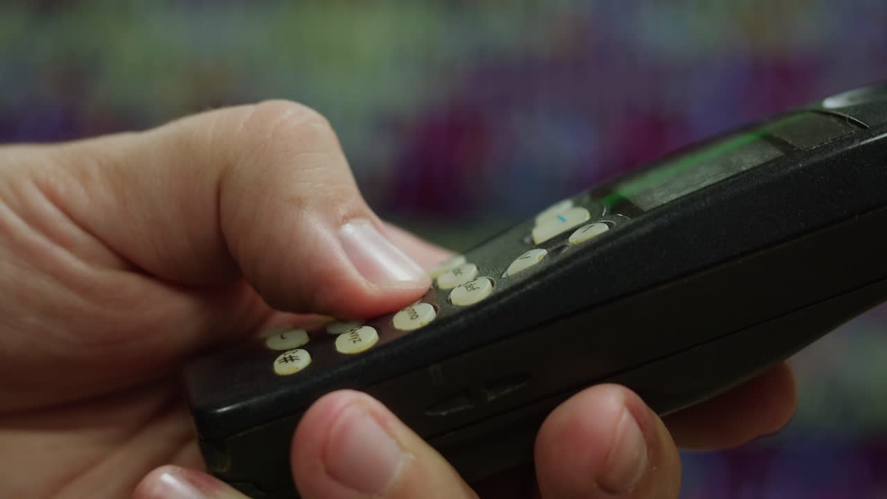 오래된 드폰을 사용하는 사람