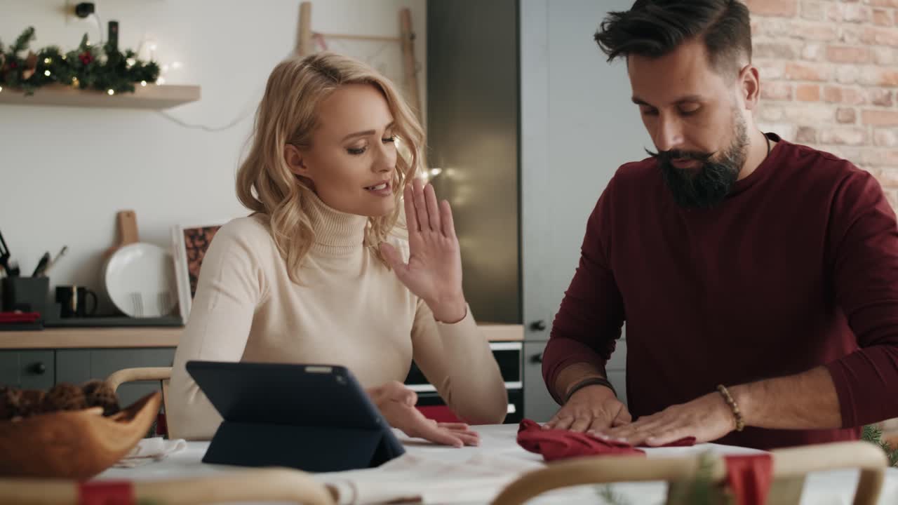 пара готовит дом к рождеству.