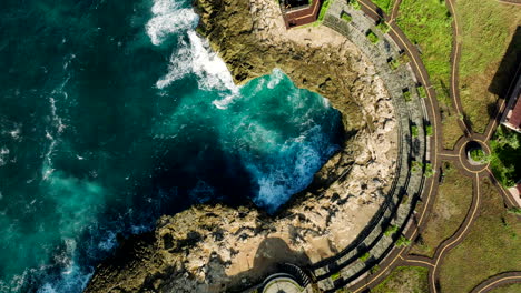 Descenso-Aéreo-De-Arriba-Hacia-Abajo-Sobre-La-Atracción-Natural-De-Las-Lágrimas-Del-Diablo,-Nusa-Lembongan