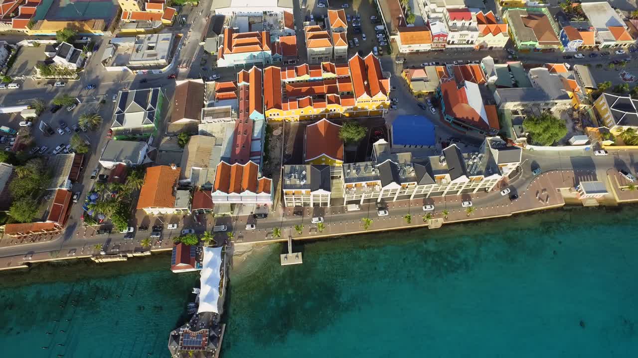 캐리비안 섬 보네르에 위치한 일몰 시 크랄렌디크 시