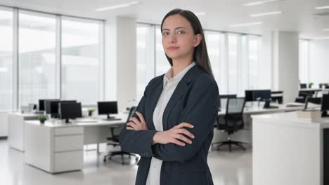 retrato de una mujer de negocios india de pie con las manos cruzadas