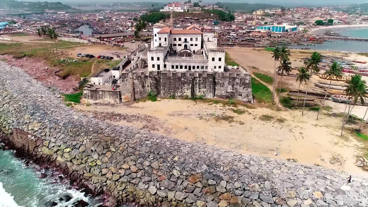 dos grandes edificios antiguos ubicados en elmina, ghana, áfrica occidental