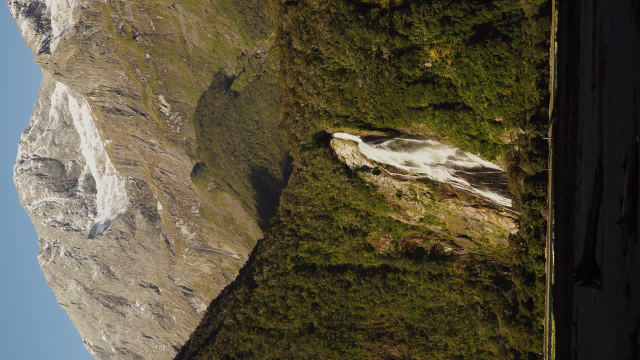 video vertical de lady bowen falls en nueva zelanda