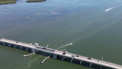 Timelapse-Aéreo-Del-Tráfico-De-Botes-Locos-Bajo-El-Puente-Levadizo-De-La-Avenida-Manatí