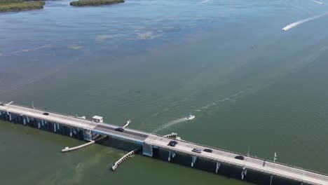 timelapse aéreo del loco tráfico de barcos bajo el puente levadizo de la avenida manatí