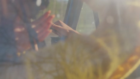 pareja joven en un viaje por carretera en su camioneta pick-up