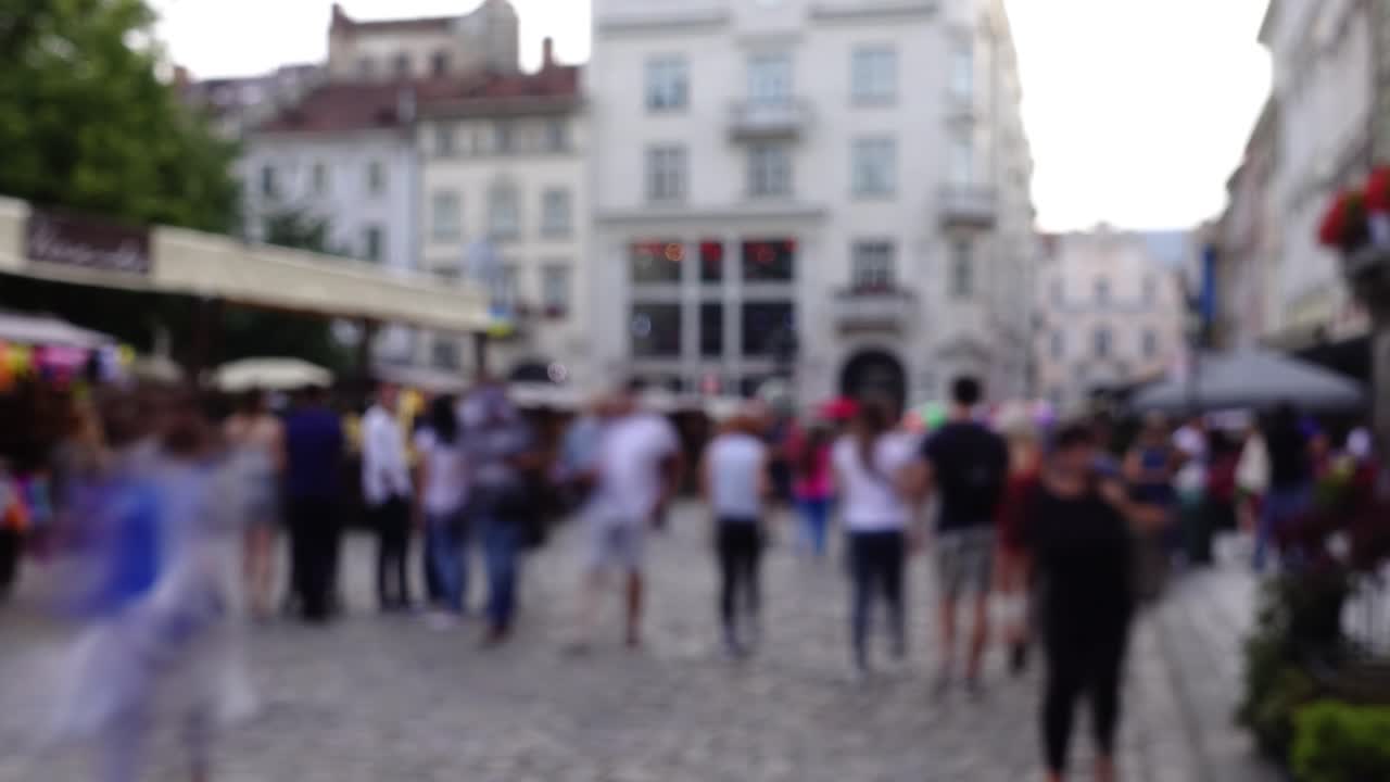 Folla di persone nelle strade della città. Time lapse. Sfocato