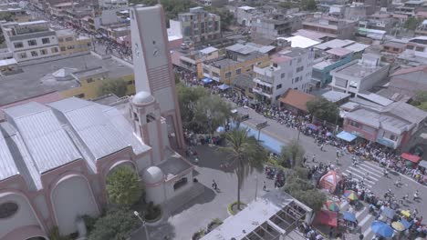 vista aérea del desfile anual del señor del terremoto de patate en ecuador