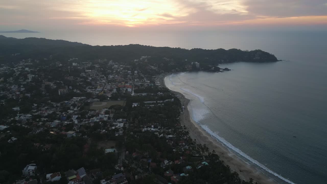 panorámica aérea del atardecer de sayulita beach ciudad costera de verano del pacífico mexicano