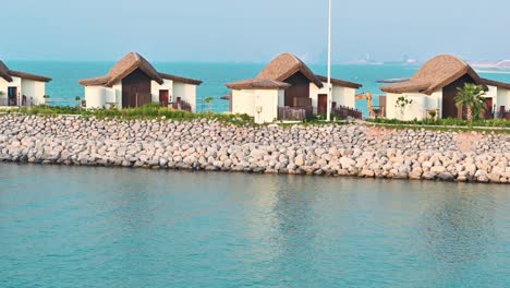 villas sobre el agua, chozas en la costa de ras al khaimah en los emiratos árabes unidos