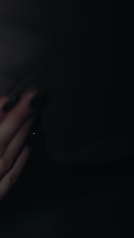 vista en primera persona de una mujer apagando la luz del coche izquierdo por la noche. el interruptor de la luz interior se está apagando, la mano de la mujer con uñas pintadas de negro