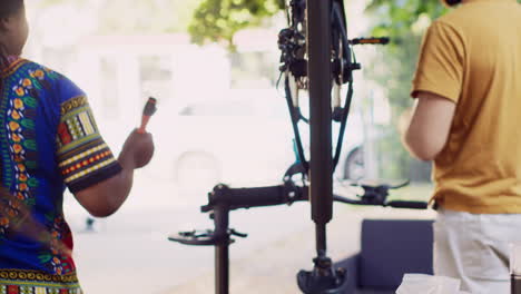pareja preparando herramientas de reparación de bicicletas