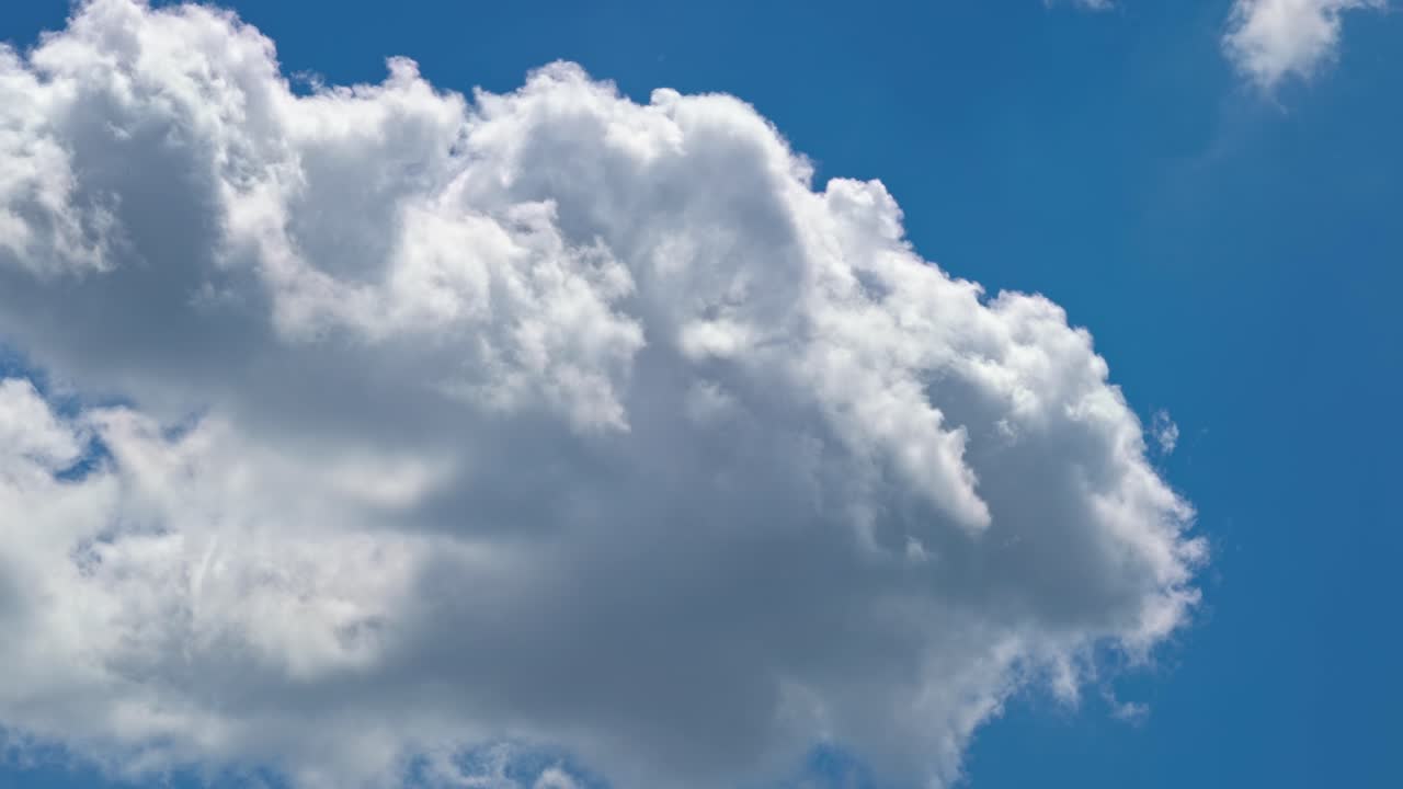 Clear sky with clouds during midday in a bright atmosphere