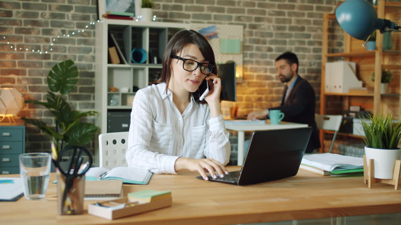 mujer trabajando en una oficina moderna