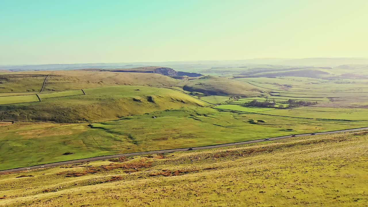봉우리 지구를 드러내기 위해 영국 맘토르의 공중 전면 비행
