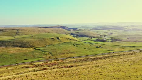 sobrevuelo aéreo de mam tor, inglaterra, para revelar el distrito de los picos