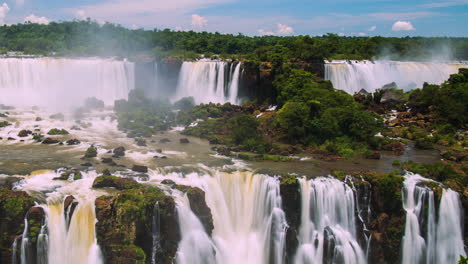 Timelapse-De-Cascadas-De-Iguazú-Alrededor-De-Una-Gran-Zona-Verde,-En-Un-Día-Soleado,-Foz-Do-Iguacu,-Paraná,-Brasil