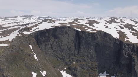 Drohnenvideo-Vom-Schmelzenden-Schnee-In-Den-Bergen