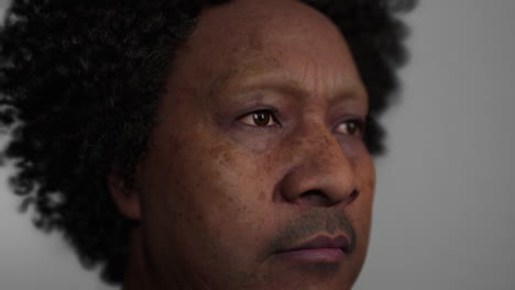 retrato de un anciano maorí en la oscuridad