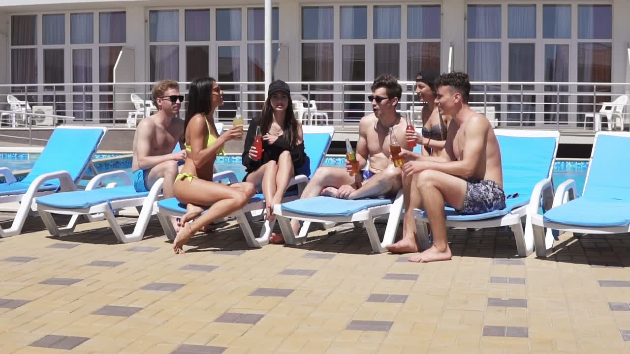 여름 1에 야외 코트에서 아버지와 여동생과 함께 테니스를 치는 십대 소년의 뒷모습