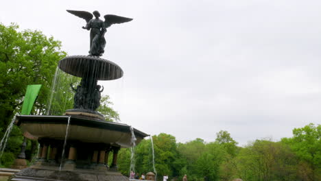 Tiro-En-ángulo-De-La-Fuente-De-Bethesda-En-Central-Park,-Nueva-York