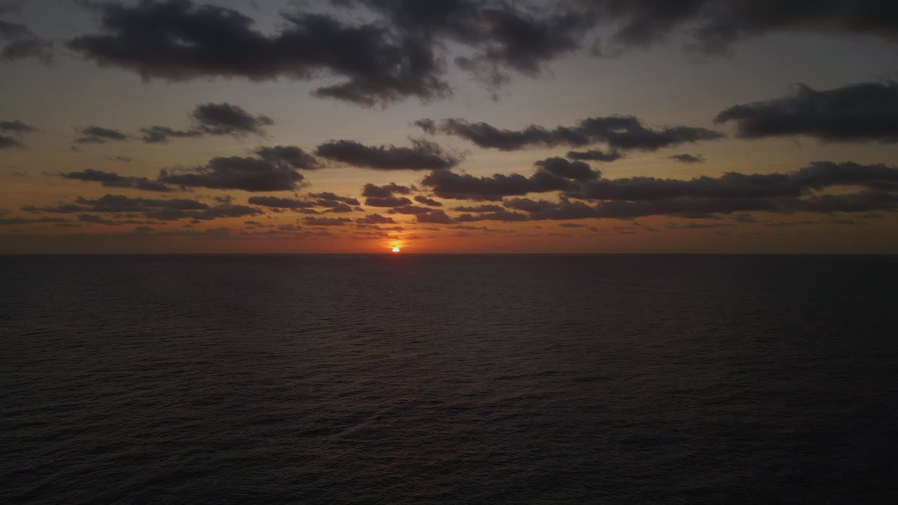 tiro estático del amanecer mirando al horizonte desde la playa de tofo, mozambique