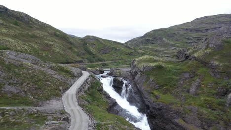 parte escénica de la famosa ruta ciclista, rallarvegen, entre finse y flåm