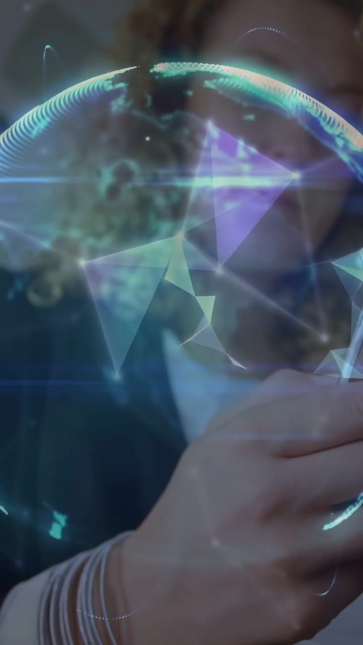 Video verticale: Donna che tiene in mano il telefono, che tocca lo schermo, creando una sovrapposizione di rete globale sul telefono e sulle mani per la tecnologia.