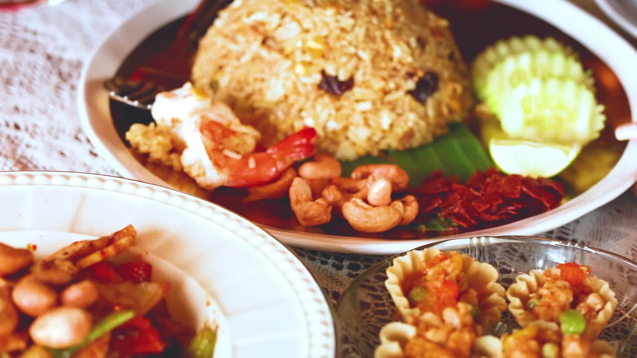 맛있는 태국 요리는 아름답게 배열되고 제공됩니다.