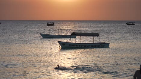 paisaje de playa al atardecer o al amanecer de la hora dorada con barcos tradicionales