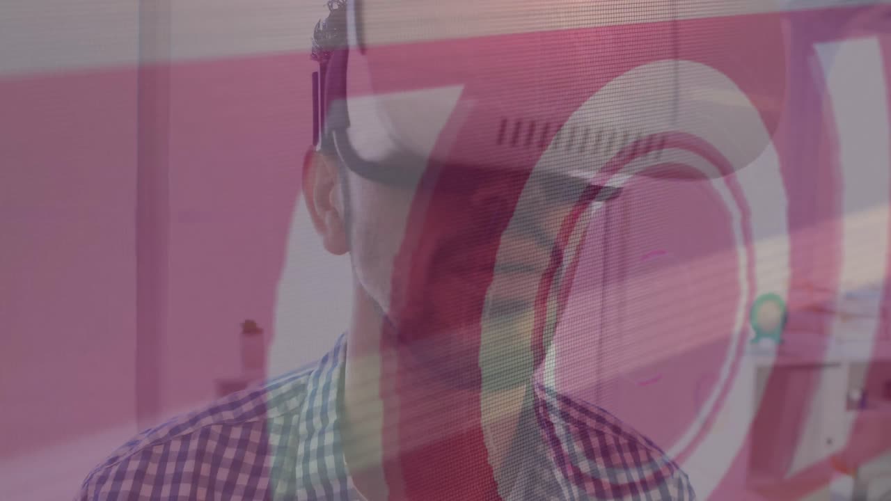 animación del escaneo del alcance con glitch y hombre usando auriculares vr