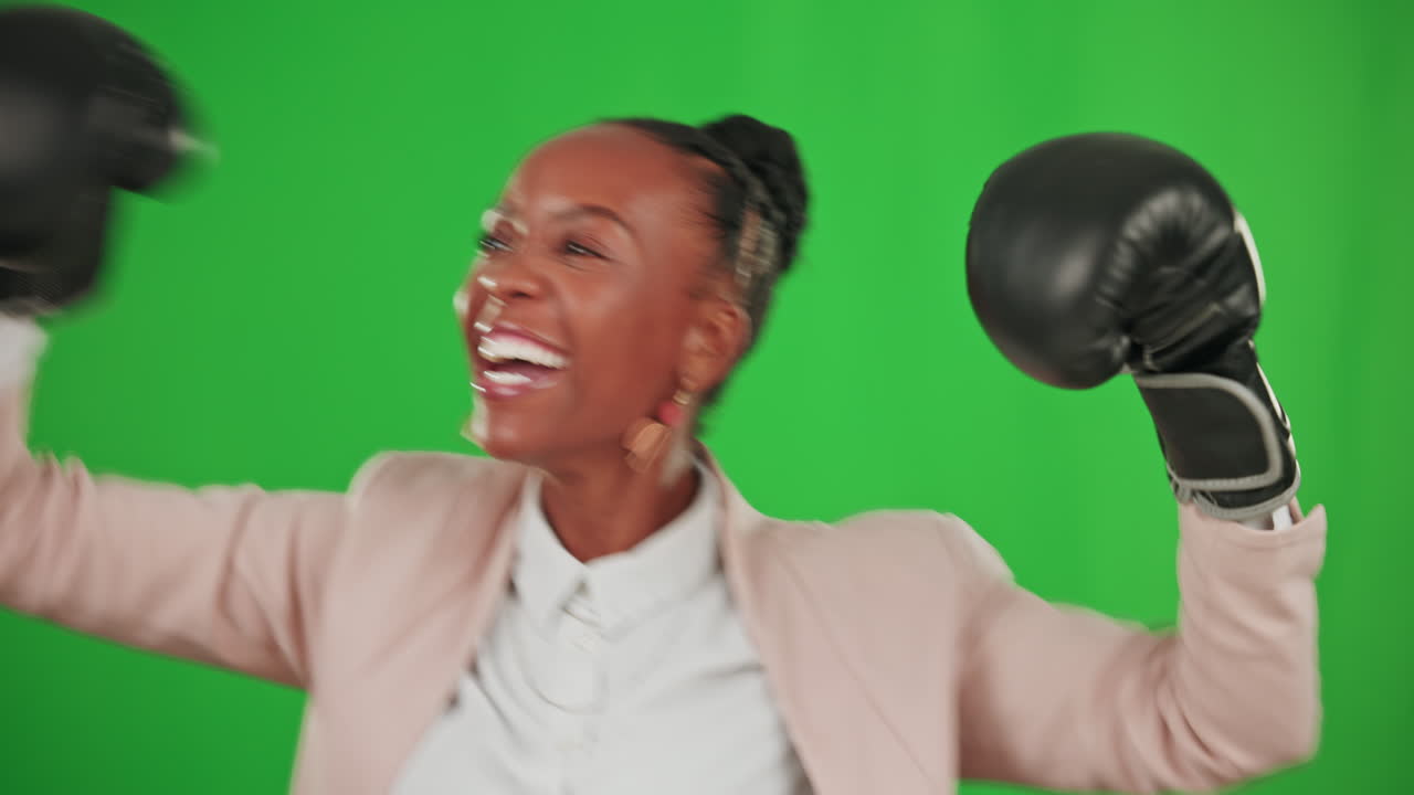 이기고, 싸우고, 복싱을 하는 흑인 여성