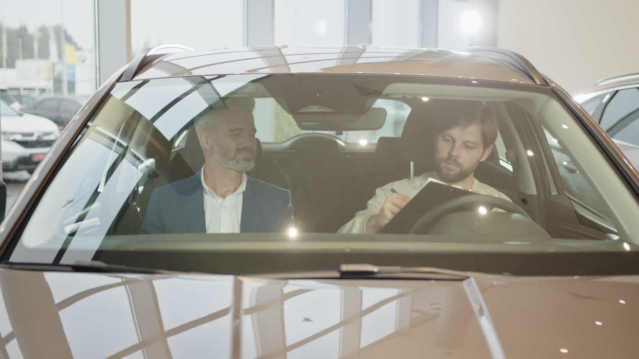 concesionario de automóviles - prueba de conducción del cliente