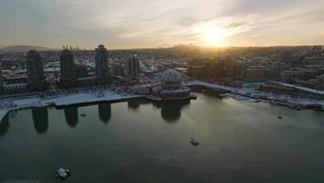 Edificio-Del-Mundo-De-La-Ciencia-Del-Globo-De-Vancouver-Cubierto-De-Nieve-Invernal---Tiro-Aéreo-De-La-Puesta-Del-Sol-Del-Dron