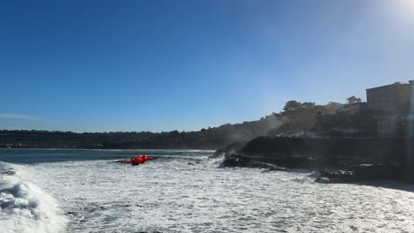 imágenes en 4k de drones volando sobre grandes olas oceánicas estrellándose contra acantilados durante la marea alta en la bahía de la jolla, san diego, california