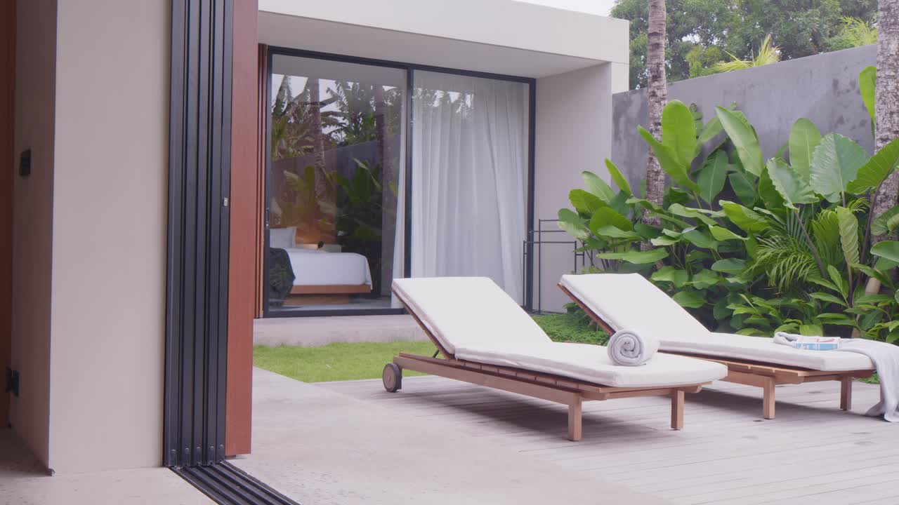 Relax in una serena oasi in giardino con lettini prendisole e atmosfere tropicali
