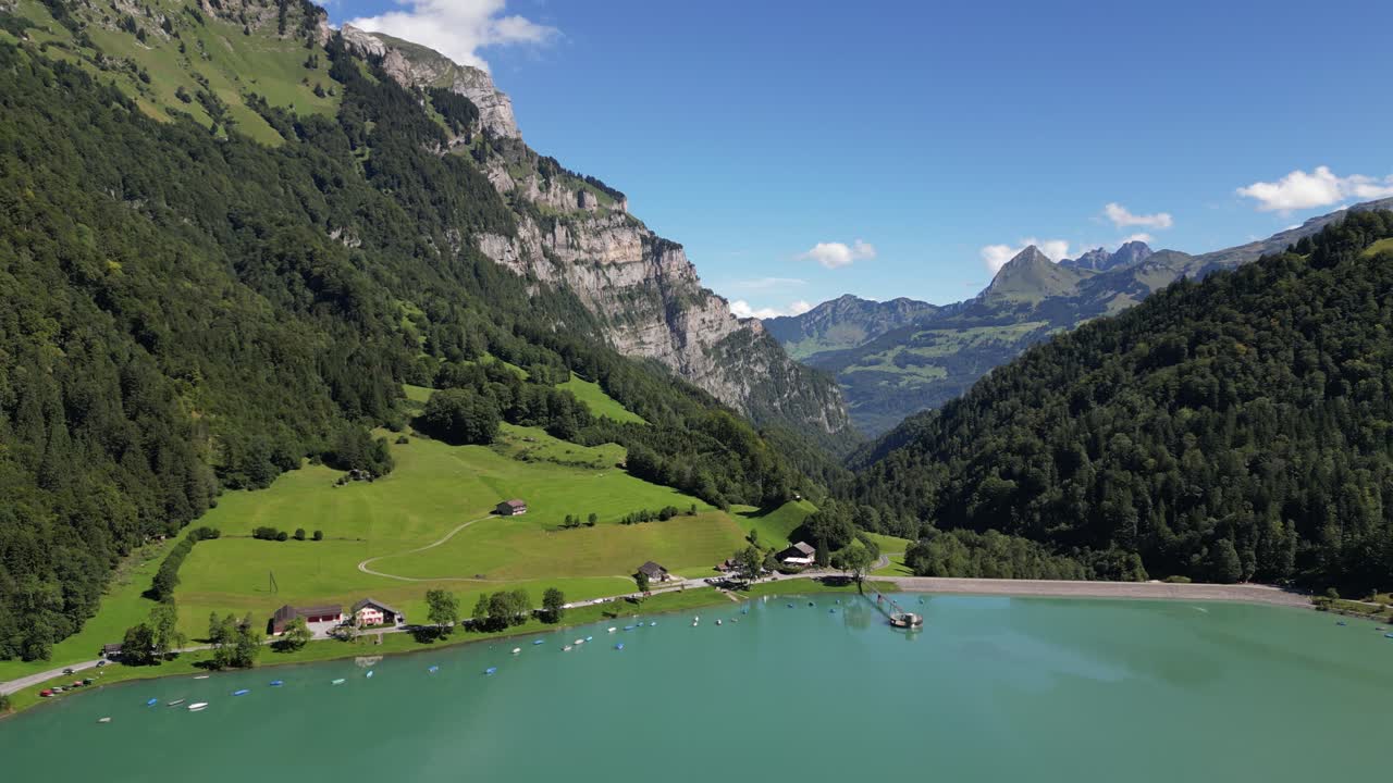 이 놀라운 영상은 그림 같은 알프스 산맥의 아름다운 호수에서 독특하고 숨 막히는 순간을 포착합니다. 산으로 둘러싸인 아름다운 호수에서 보트가 물 위에 부드럽게 떠다니며 평화롭고 편안한 분위기입니다.