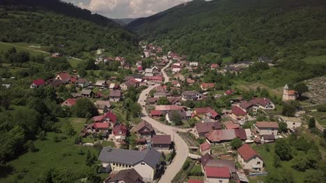 toma de drones de un pequeño pueblo eslovaco rodeado de montañas y bosques, en un día soleado