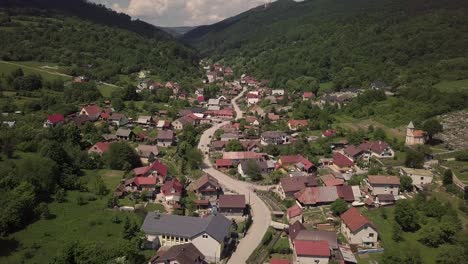 tiro de drone de uma pequena vila eslovaca cercada por montanhas e florestas, em um dia ensolarado