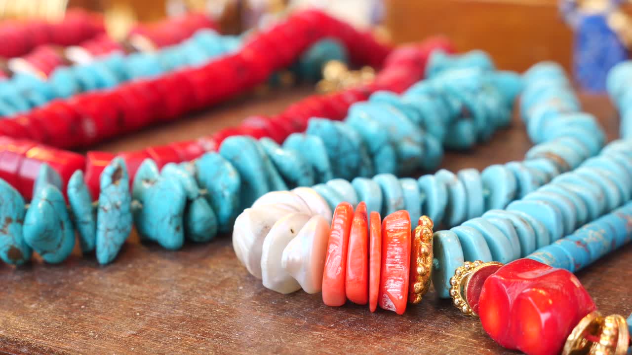 다채로운 구슬 목걸이