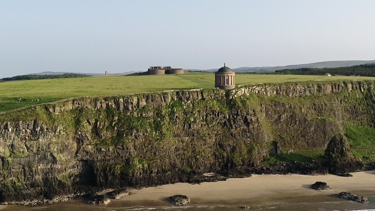 Vista aerea con drone del Mussenden Temple, un punto di riferimento sulla scogliera sopra l'Oceano Atlantico sulla costa dell'Irlanda del Nord, Regno Unito