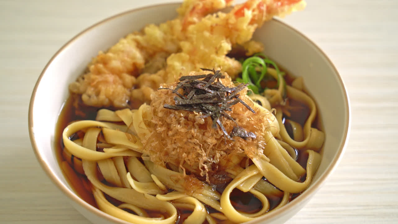 fideos ramen japoneses con camarones tempura - estilo de comida asiática