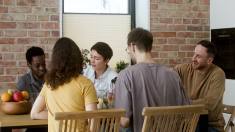 Freunde-Essen-Drinnen-Zu-Mittag