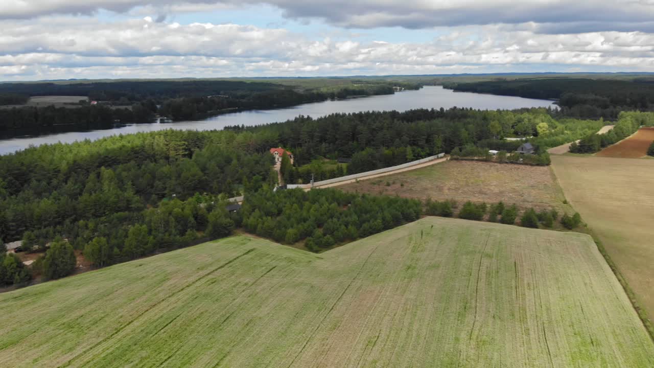 vista aérea panorámica de los campos de cultivo y un lago en la zona rural de borowy młyn en kaszuby, pomorskie, polonia