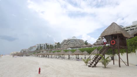 Lebensretter-Turm-Am-Karibischen-Strand.-Rettungsturm