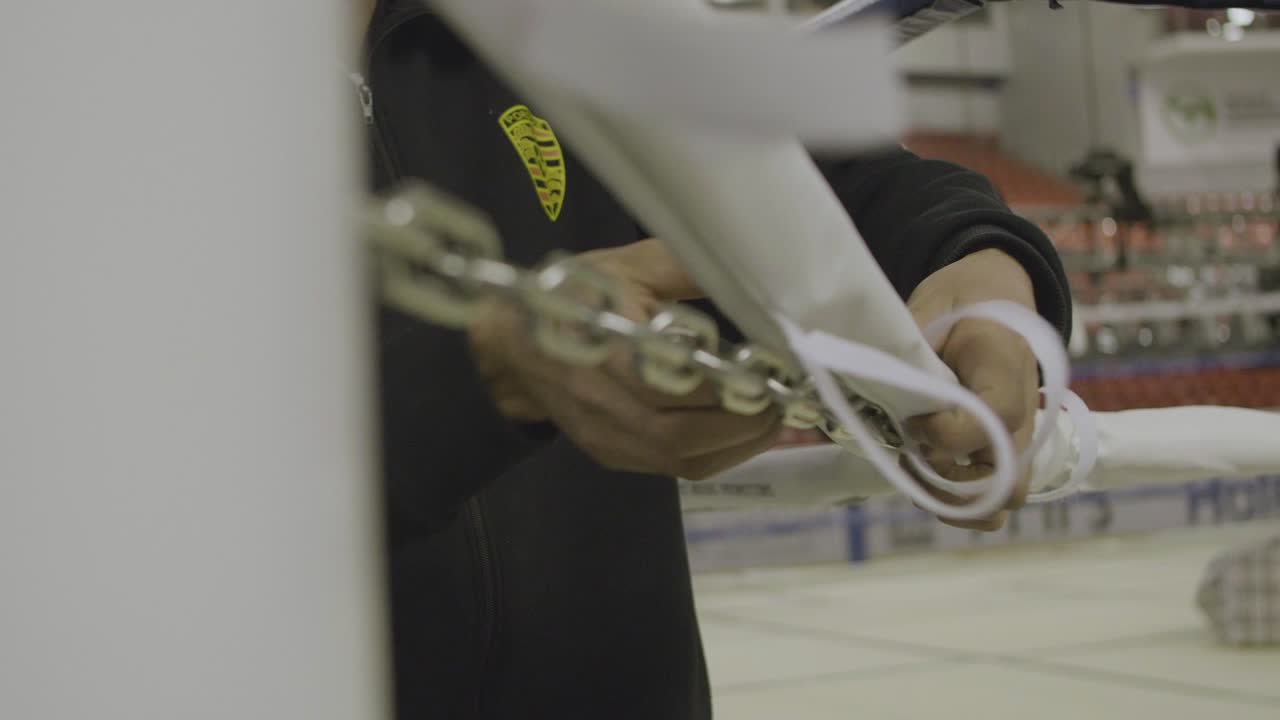 instalación de una barrera de cadena y tela