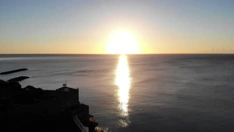 vista de drones desde sidmouth, suroeste de inglaterra, con vistas a un hermoso amanecer sobre el canal inglés