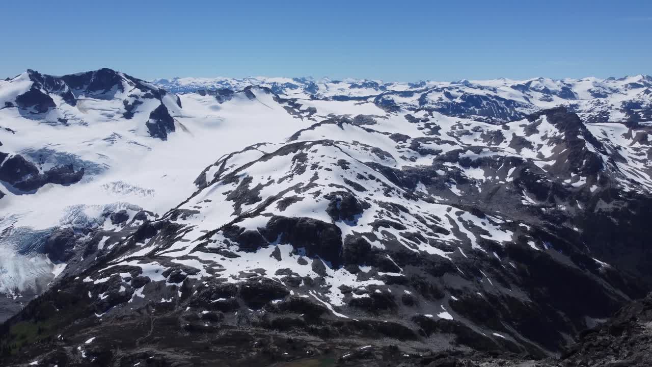 aéreo dron increíble paisaje montañas cubiertas de nieve tiro panorámico pacific ranges canadá