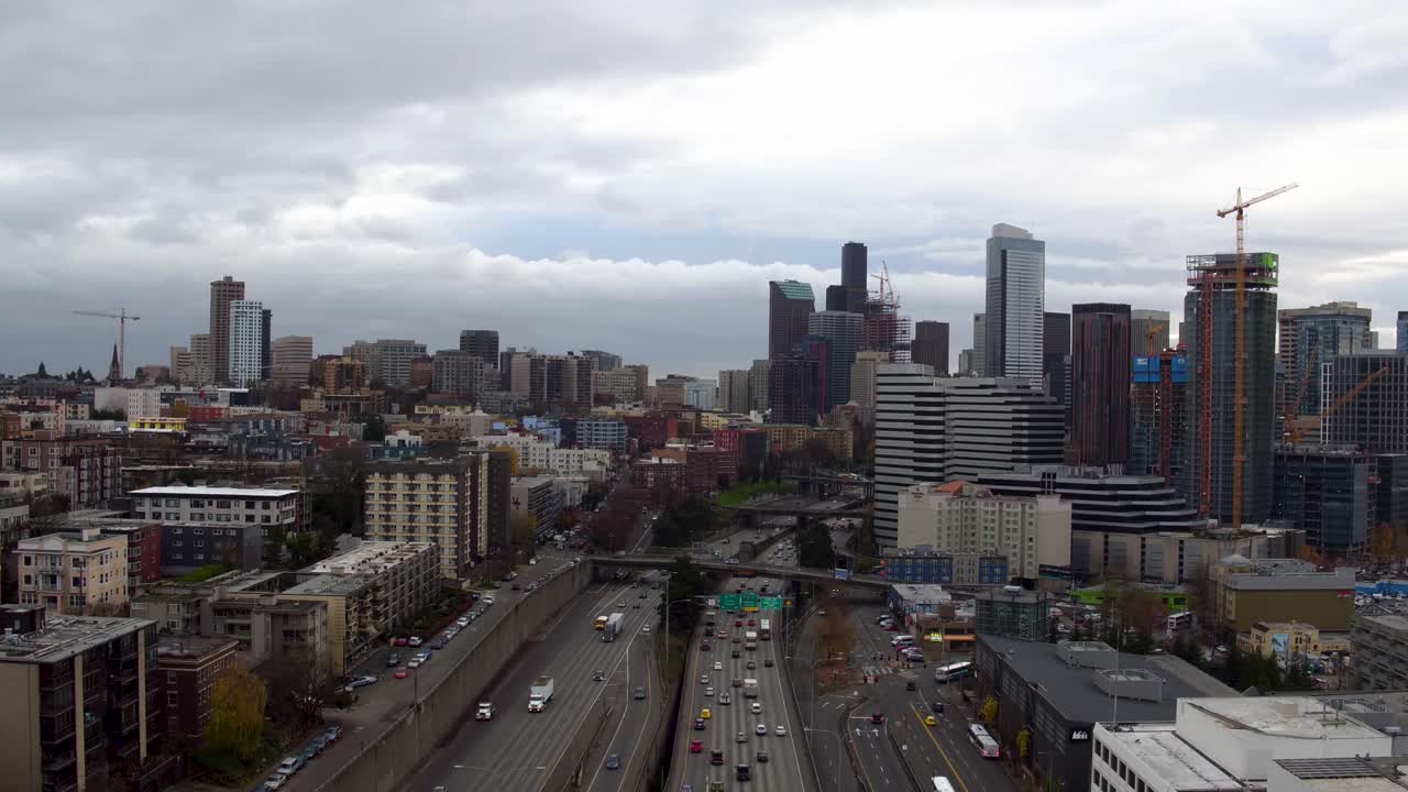 vista aérea volando desde los rascacielos del centro de seattle para revelar cuánto tráfico hay en la ciudad, alrededor de 2016