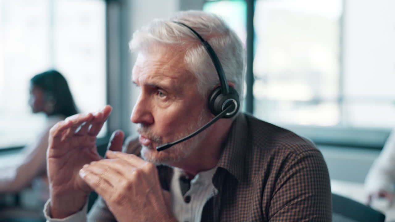 un hombre en un centro de llamadas